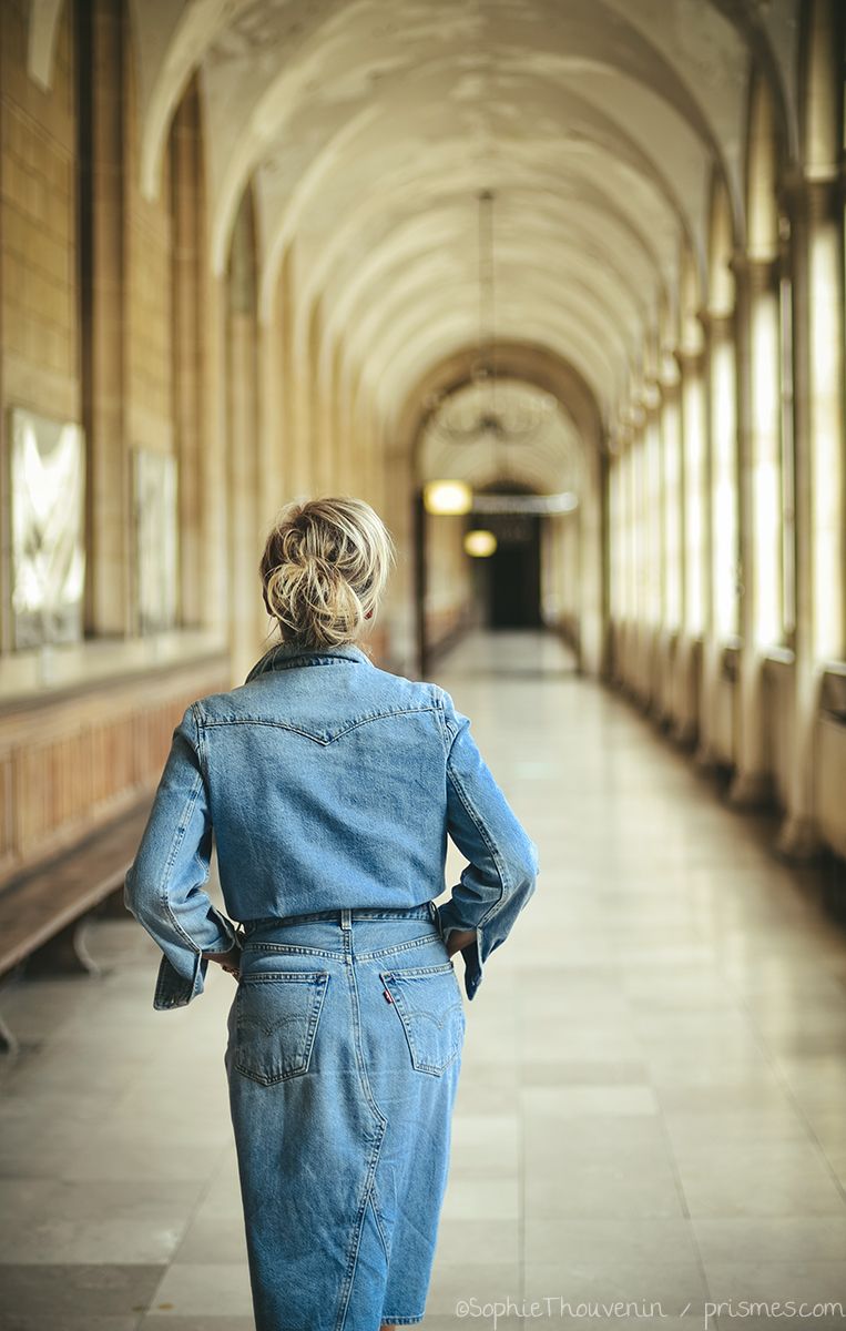 Armelle de dos dans le couloir