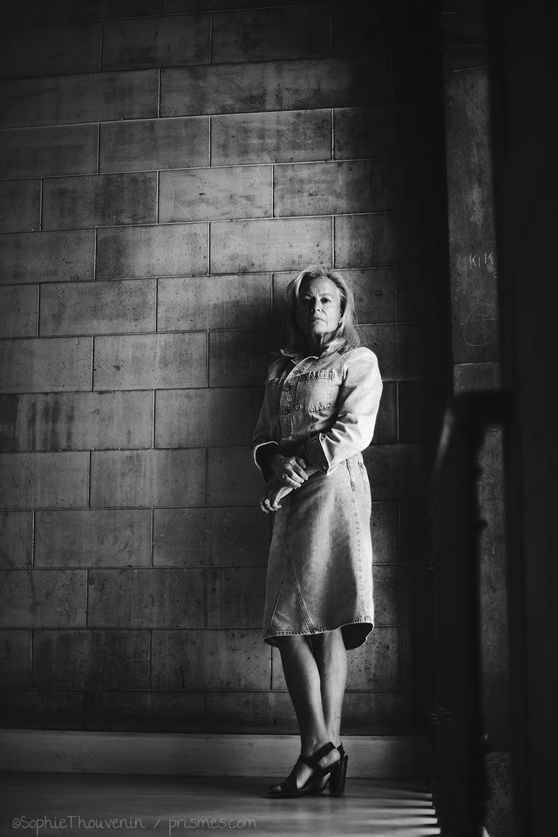 Armelle dans la cage d'escalier