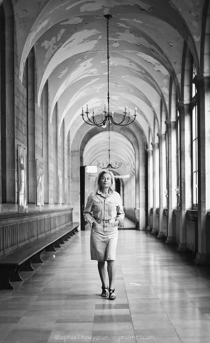 Armelle dans la galerie voûtée de l'Hôtel-Dieu
